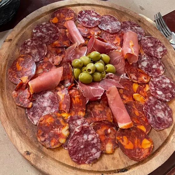 5-esquinas-trattoria - Tabla de Jamón Serrano y Salami al Olivo