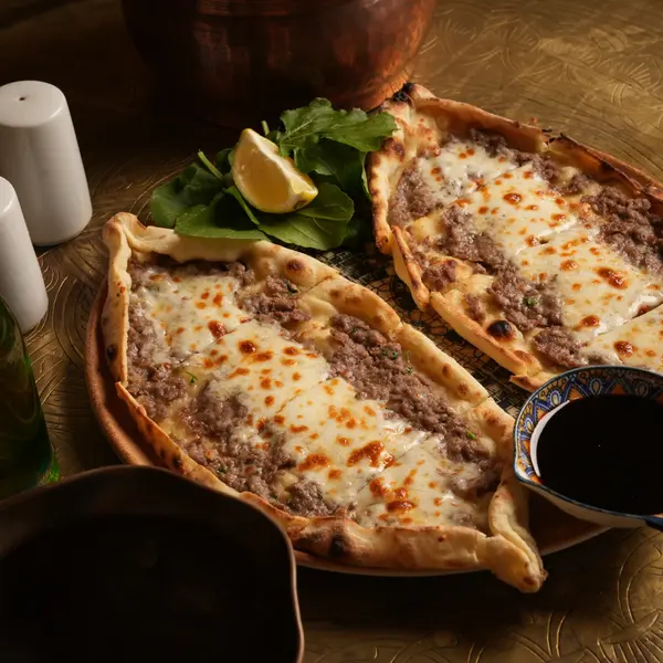 amber-restaurant - صفيحه مشكلة بلحمه والجبن