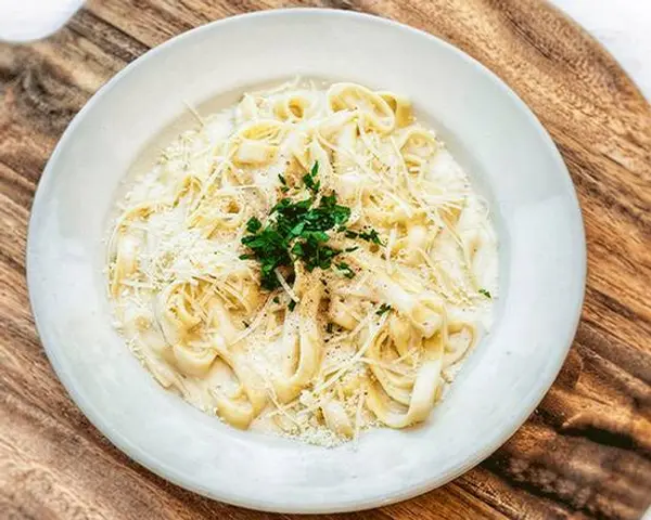 amicis-east-coast-pizzeria - FETTUCCINE ALFREDO