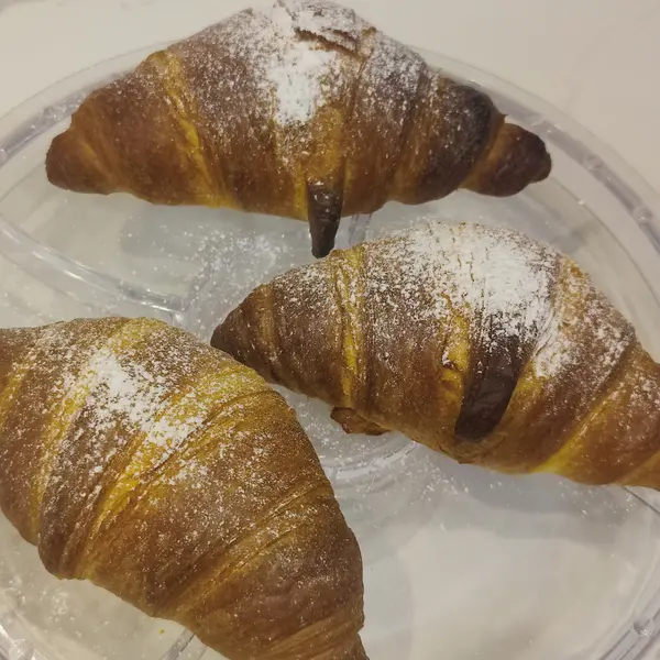 avalon-boutique-cafe-valletta - Croissant Pistachio