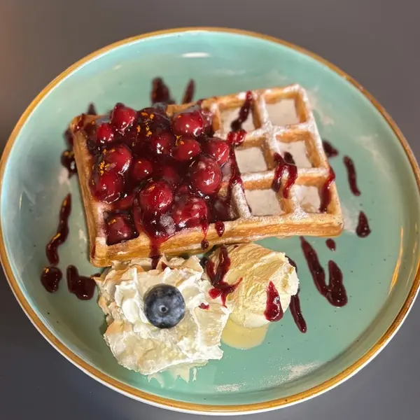 beyoglu-coffee-cake - Waffel mit Sauerkirschen