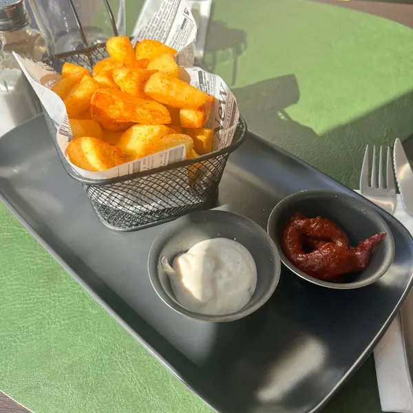 bistro-240 - Batatas Bravas
