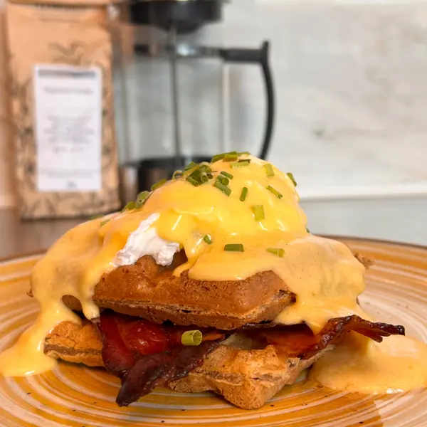 bistro-240 - Ovos Benedict & Waffles