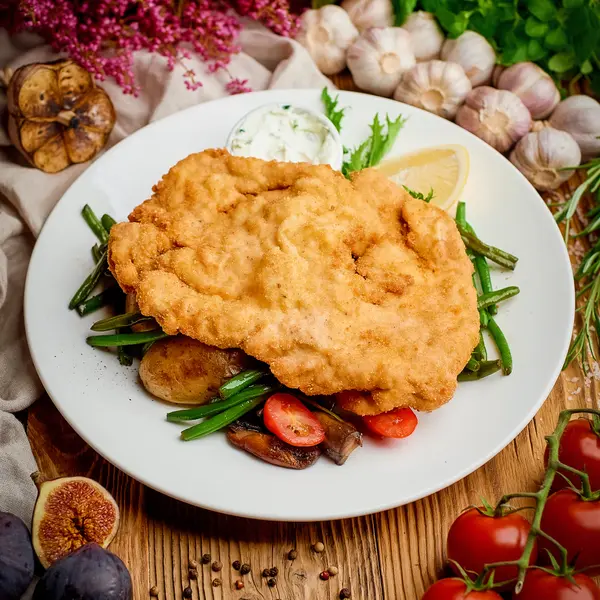 bistro-warszawa - Schabowy z dodatkami / Pork Chop in crumbs, with sides