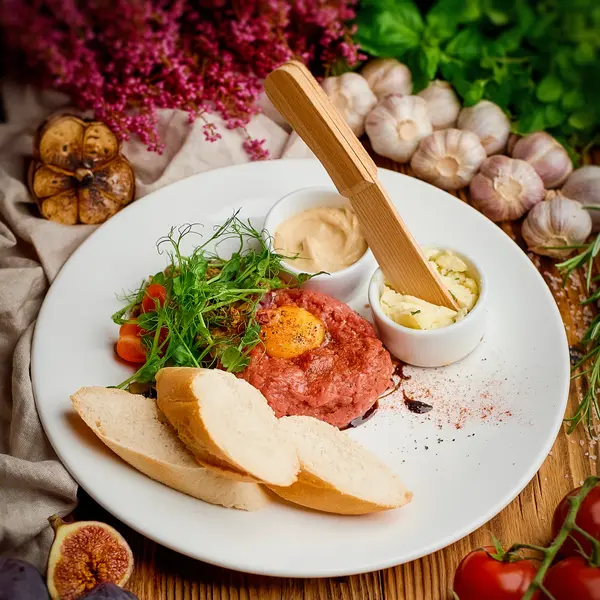 bistro-warszawa - Tatar z polskiej wołowiny / Polish beef tartare