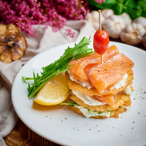 bistro-warszawa - Placki ziemniaczane z łososiem / Potato pancakes with salmon