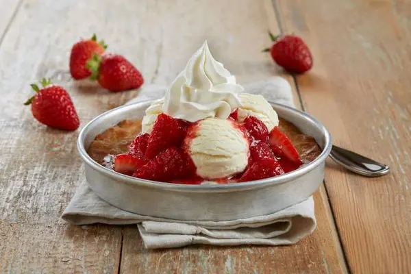 bjs-restaurant-brewhouse - Strawberry Shortcake Pizookie®