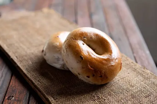 brooklyn-bagel-bakery - Cranberry apple Bagel