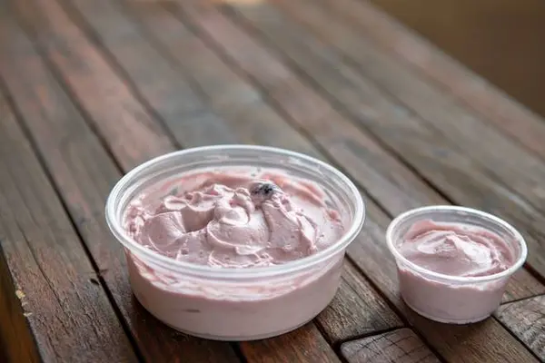 brooklyn-bagel-bakery - Cream Cheese with Berries