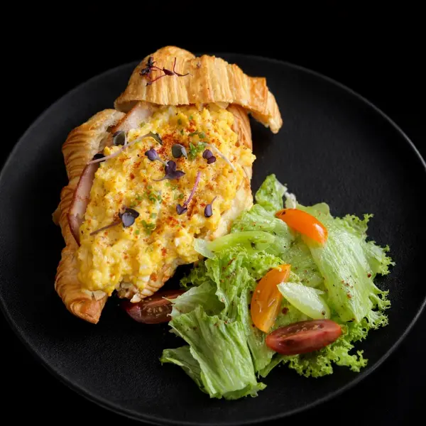 caf-cafe - Scrambled Egg Croissant