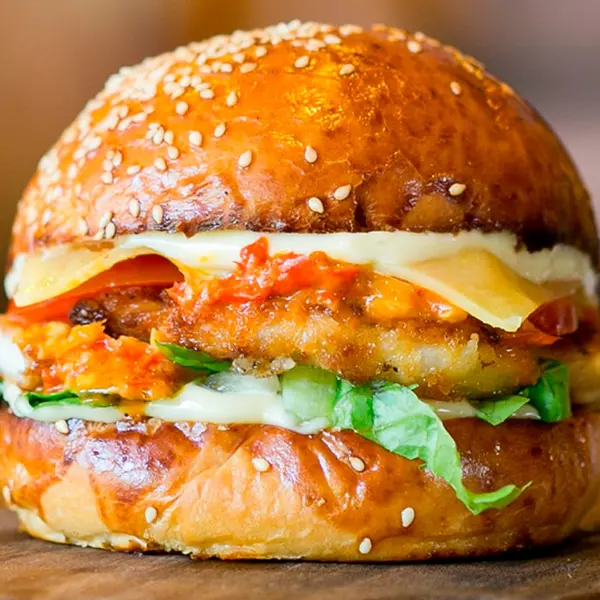 cafe-chai-tapri - CRISPY CHICKEN CHEESE BURGER