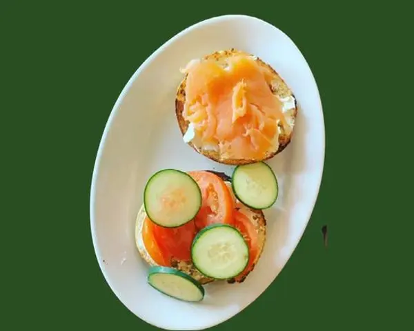 cafe-la-boheme - Smoked Alaskan Salmon on a Bagel w/ Veggies