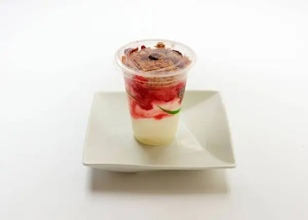 cafe-madeleine - Yogurt, Granola and Fresh Fruit Parfait