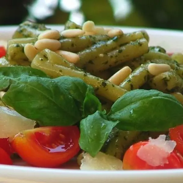 caffe-poliziano - Pasta fresca al pesto di basilico, pomodorini, scaglie di mandorla e petali di parmigiano (A,B,D,F,I)