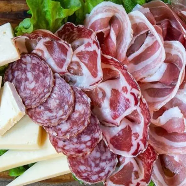 caffe-poliziano - Bouquet di salumi locali e vari pecorini di Pienza serviti con composte fruttate (D,E)