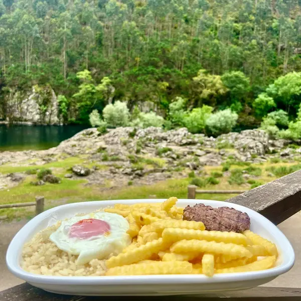 casa-do-areinho - Hamburguer on the plate