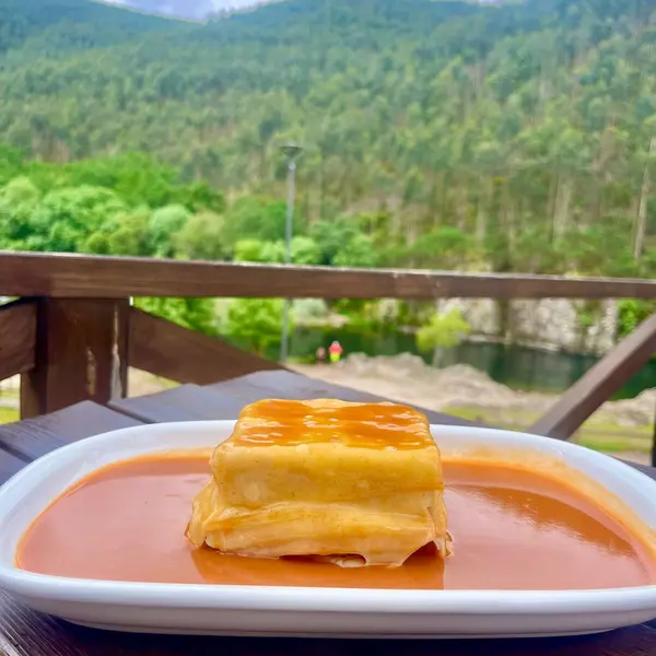 casa-do-areinho - Tosta Mista com molho e batata-frita