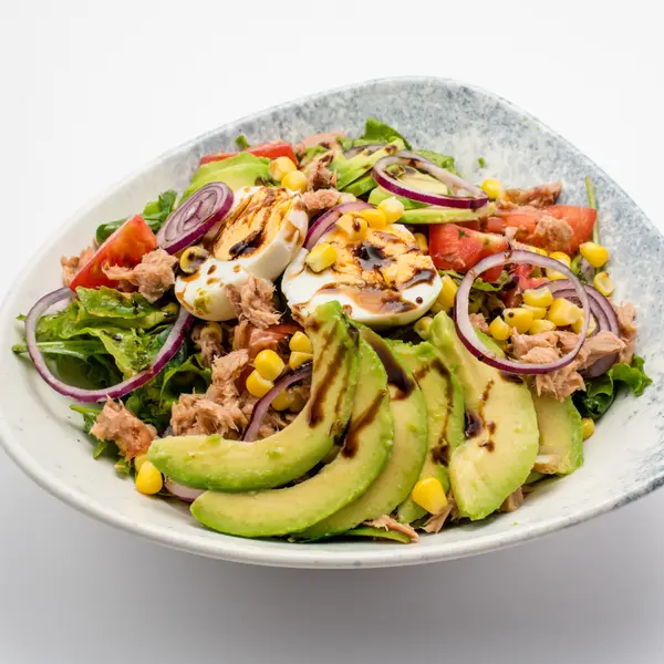 concept-food-cafe-bar - Салата туна и авокадо