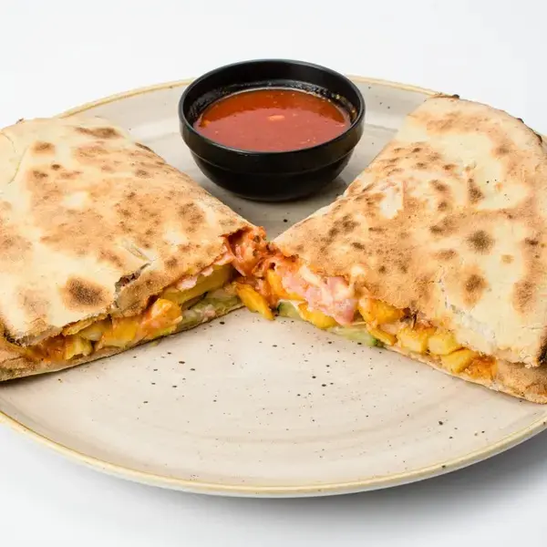 concept-food-cafe-bar - Пица сендвич