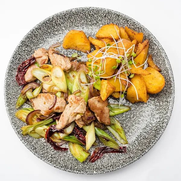 concept-food-cafe-bar - Свинско со праз