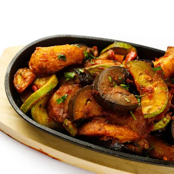 concept-food-cafe-bar - Пилешко со зеленчук - опција луто/благо