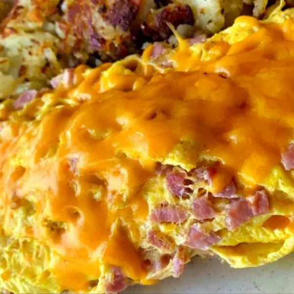 eatn-park - 4. Ham & Cheddar Cheese Omelette