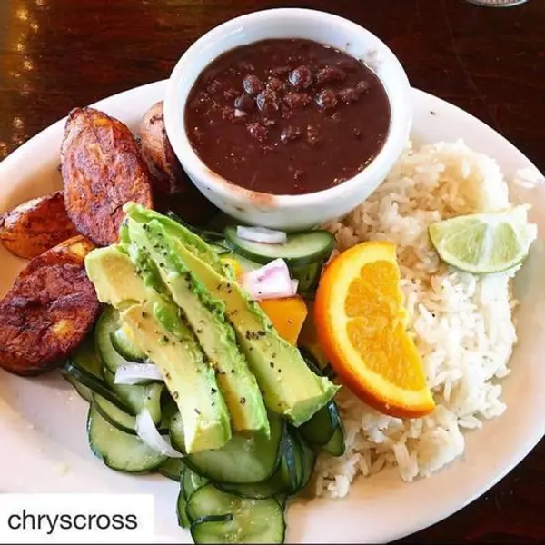 el-cubo-de-cuba - Vegan Plate with Caribbean Salad