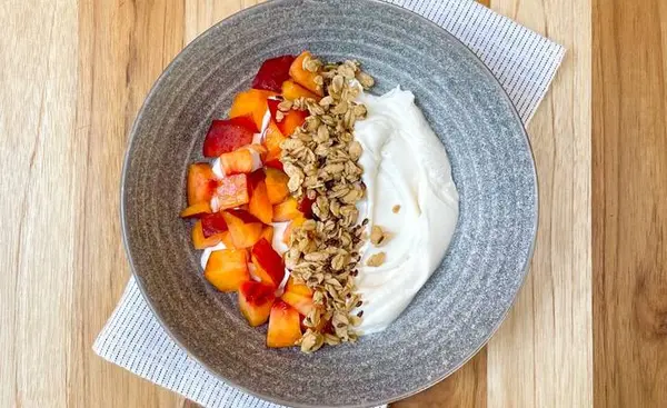 foode-cafe - Summer Peach & Greek Yogurt Parfait