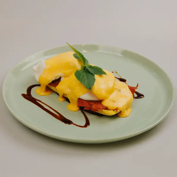 frutza-speciality-coffee-brunch-jucies - Pastrami Benedict