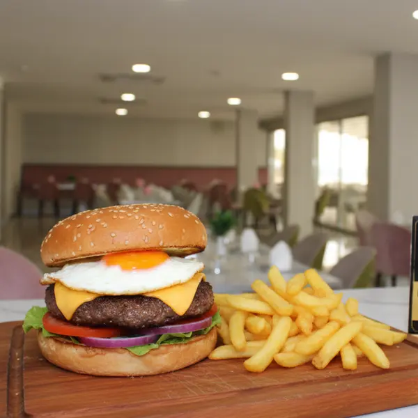 gadileh-resort-hotel-tadjurah - Belfast Beef Burger