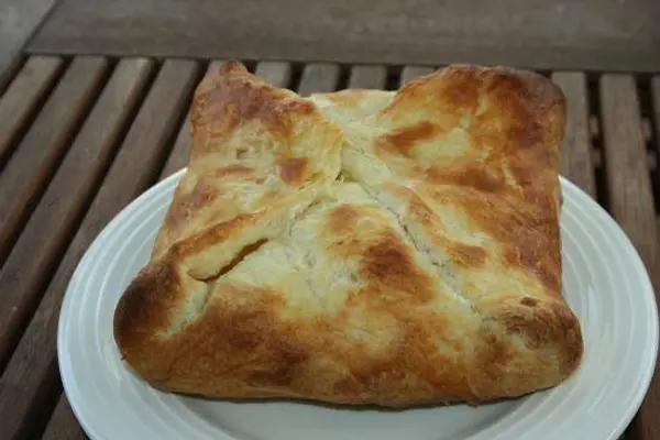 georgian-cheese-boat - Penovani Khachapuri