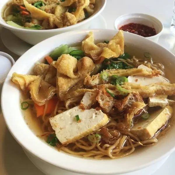 golden-era-vegan-restaurant - 19. Wonton Noodle Soup