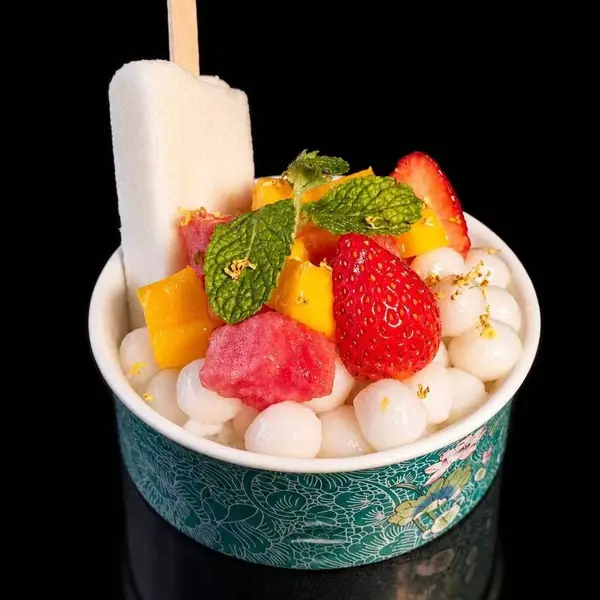 good-luck-hot-pot - Osmatheus Balls in Shaved Ice with Fresh Fruits
