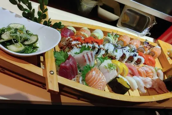 hana-japanese-bistro - Sushi Boat B (for 3-4 People)