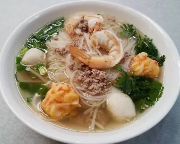 happy-donut - Beef Combo Rice Noodle Soup Lunch