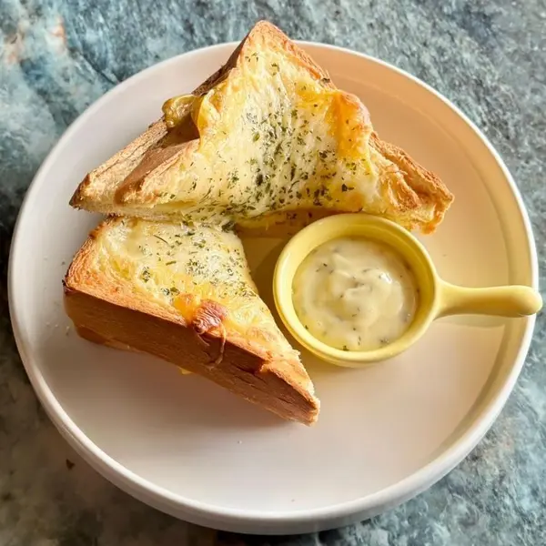 hasari-cafe - CHEEZY TOAST