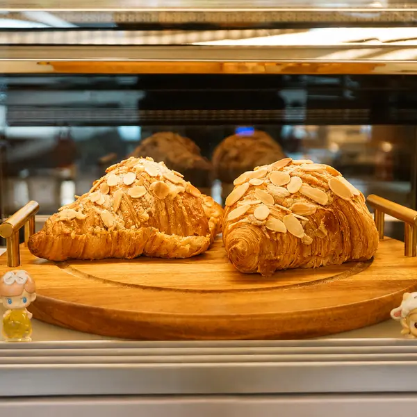 hasari-cafe - ALMOND CROISSANT