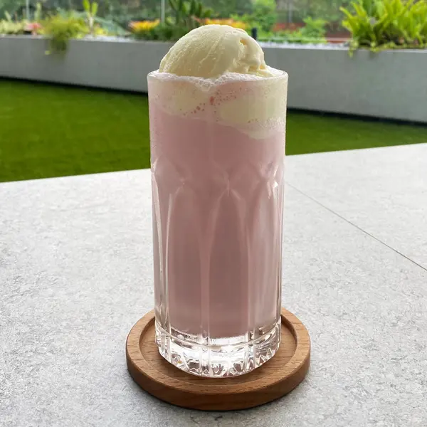 hasari-cafe - STRAWBERRY MILKSHAKE
