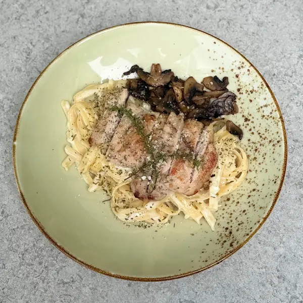 hasari-cafe - CREAMY CHICKEN ALFREDO