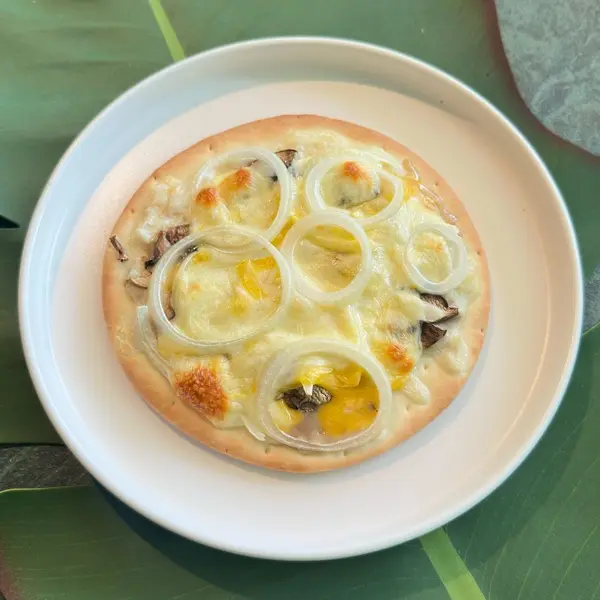 hasari-cafe - TRUFFLE MUSHROOM ONION PIZZA
