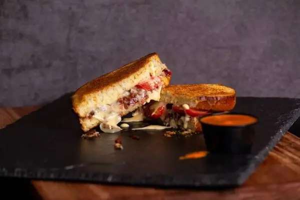 i-heart-mac-and-cheese - Bacon, Love, Tomato (BLT) Grilled Cheese