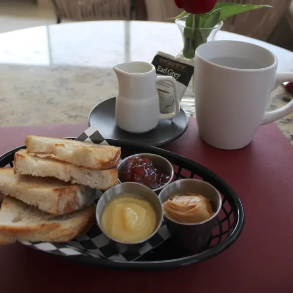 intimo-wine-bar-restaurant - Toast with Condiments