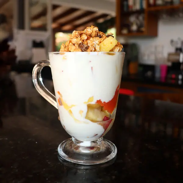 jc-mar-cafe-and-bistro - Yogurt con frutas