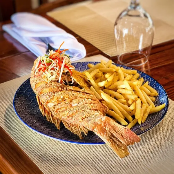 jc-mar-cafe-and-bistro - Chillo frito estilo Boca chica 1LB