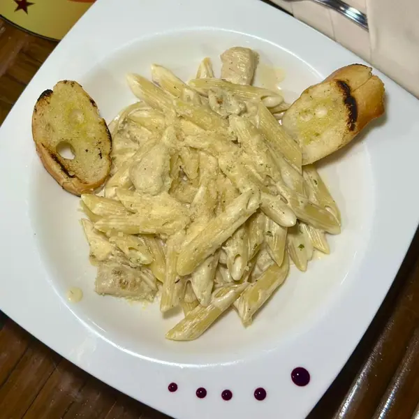jc-mar-cafe-and-bistro - Pasta a la crema