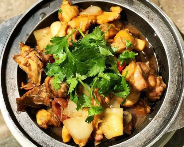 joyful-kitchen - Sizzling chicken in clay pot