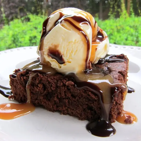 khazri-recreation-and-health - Brownie with chocolate sauce ice cream