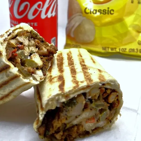 king-of-koshary - Sándwich de Shawarma de Pollo con Papas Fritas y Bebida