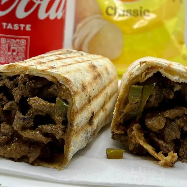 king-of-koshary - Sándwich de shawarma de res con papas fritas y bebida