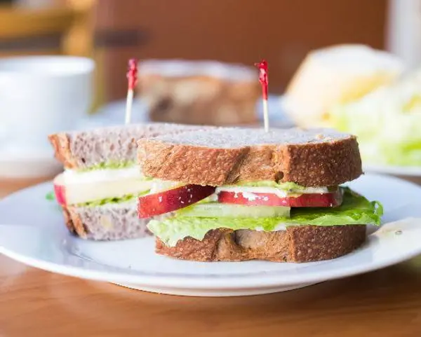 la-bou - Avocado Club Veggie Sandwich